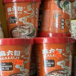 Spicy and Tangy Sweet Potato Vermicelli, Savory Chongqing Style Noodles, Quick and Convenient Meal S