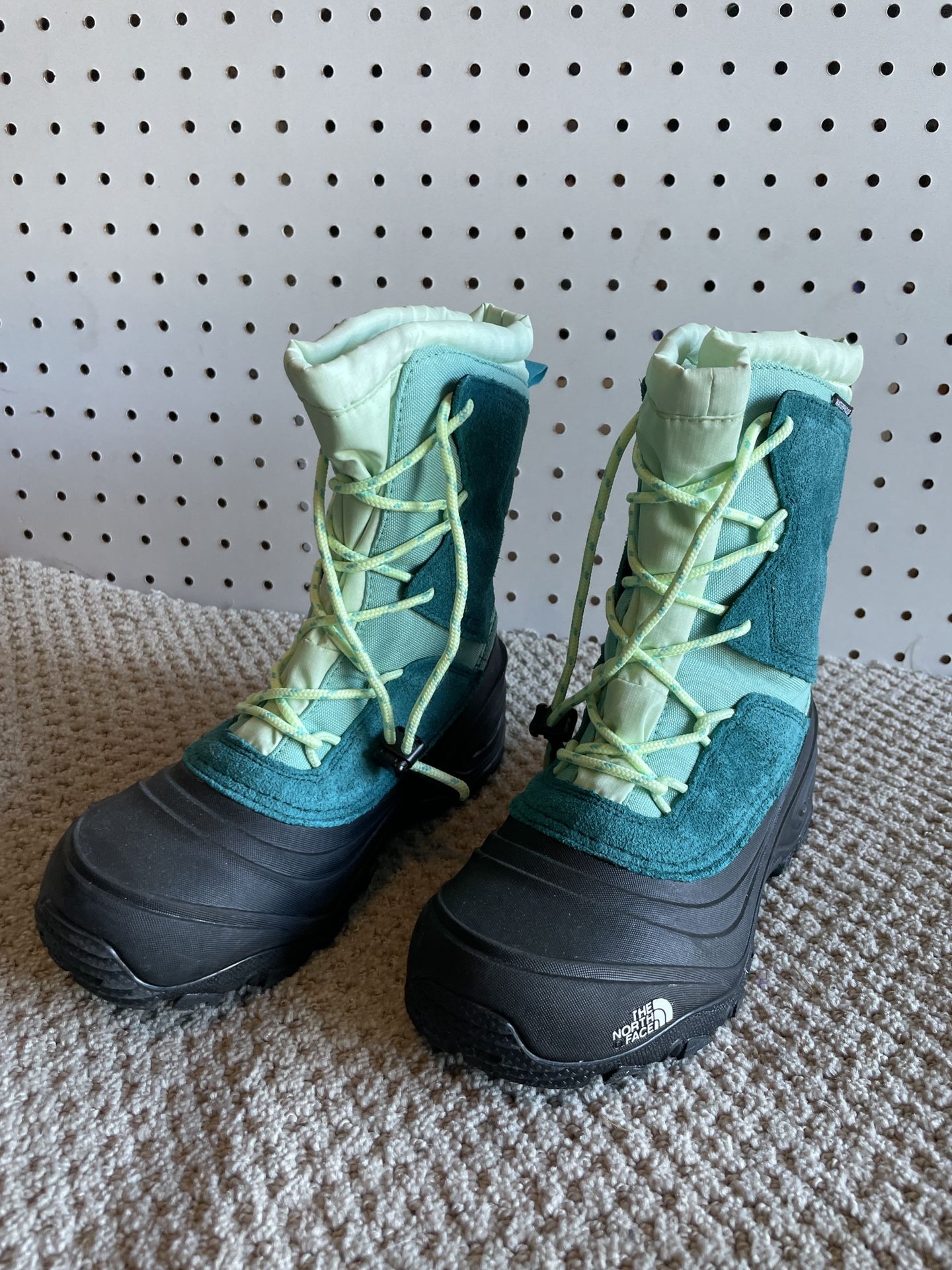 Like New North face Kids Snow Boots Sz 3