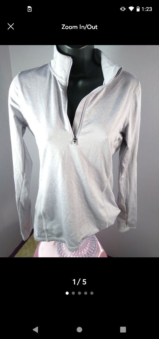 Reebok light grey zip up xs pullover shirt
Body: 88% polyester and 12% spandex