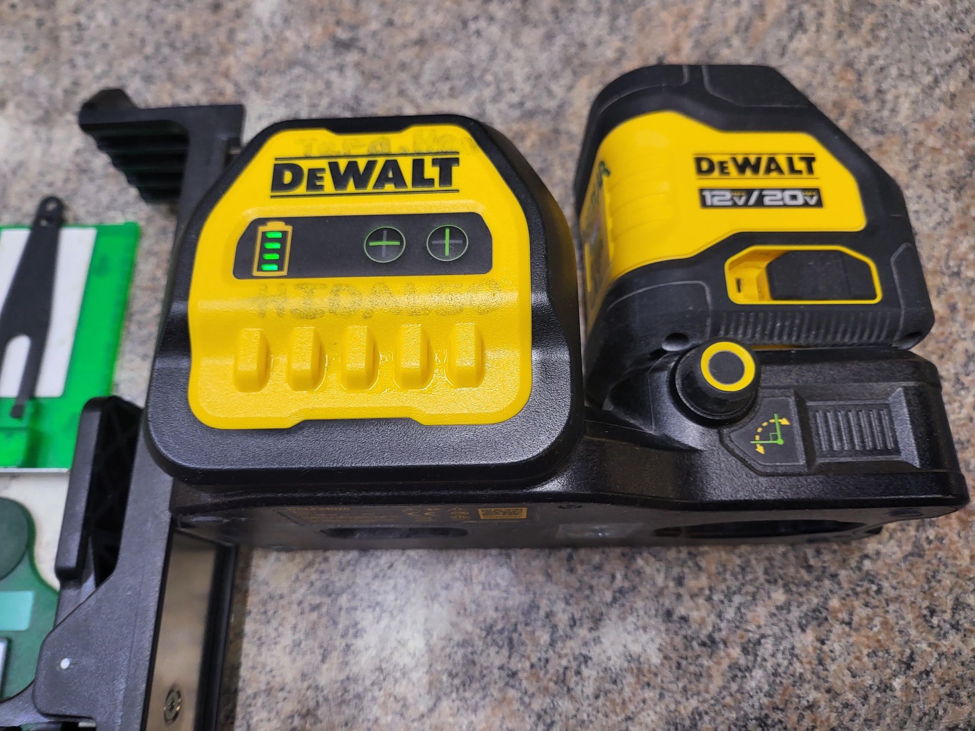 Dewalt DCLE34020 20V MAX XR Cordless Green Cross-Line Laser Level Kit