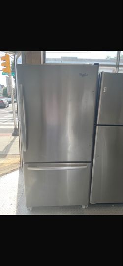 Whirlpool 32” Stainless Steel Top Refrigerator/Bottom Freezer