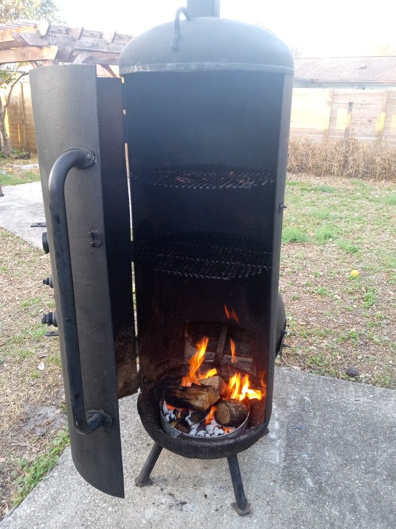 Barbecue Grill /Smoker .. Great Deal Get It For The Holiday's