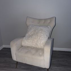 Modern Accent Chair with Pillow – Excellent Condition