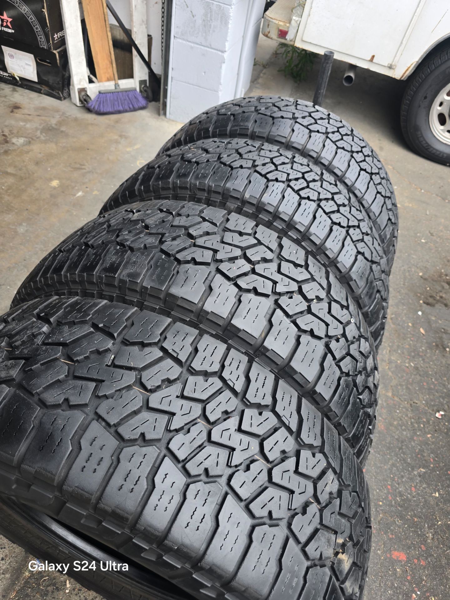 4 used tires Lt275 70r18 Nitto ridgerappler $270.00 all 4
