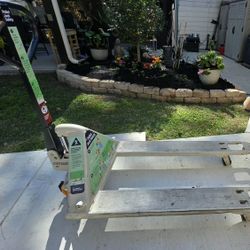 Crown PTH 50 Manual Pallet Jack