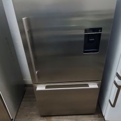 Fisher Paykel Fridge Botton Freezer With Ice Maker Warranty Ready To  Deliver Side 31 Wide 66 Hight 25 Deep $850