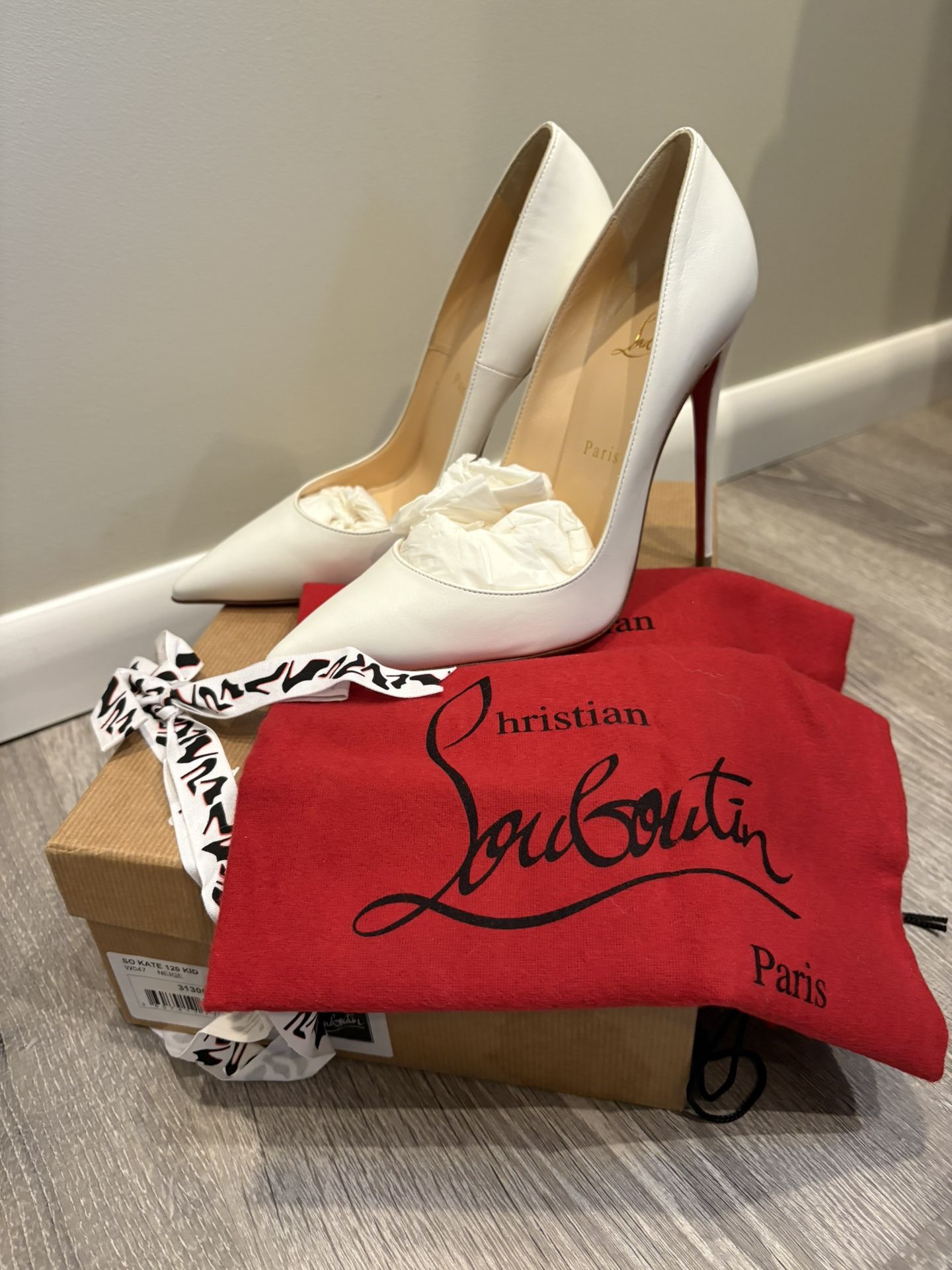 So Kate Pointed Toe Red Sole Pump SZ 38 New In Box With Receipt