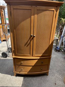 Vintage hutch/cabinet/entertainment center