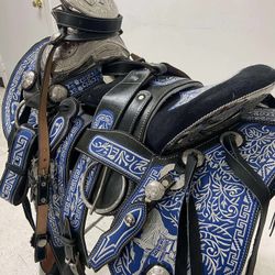 Montura charra súper bordada con Herrage y fuste plateado completo