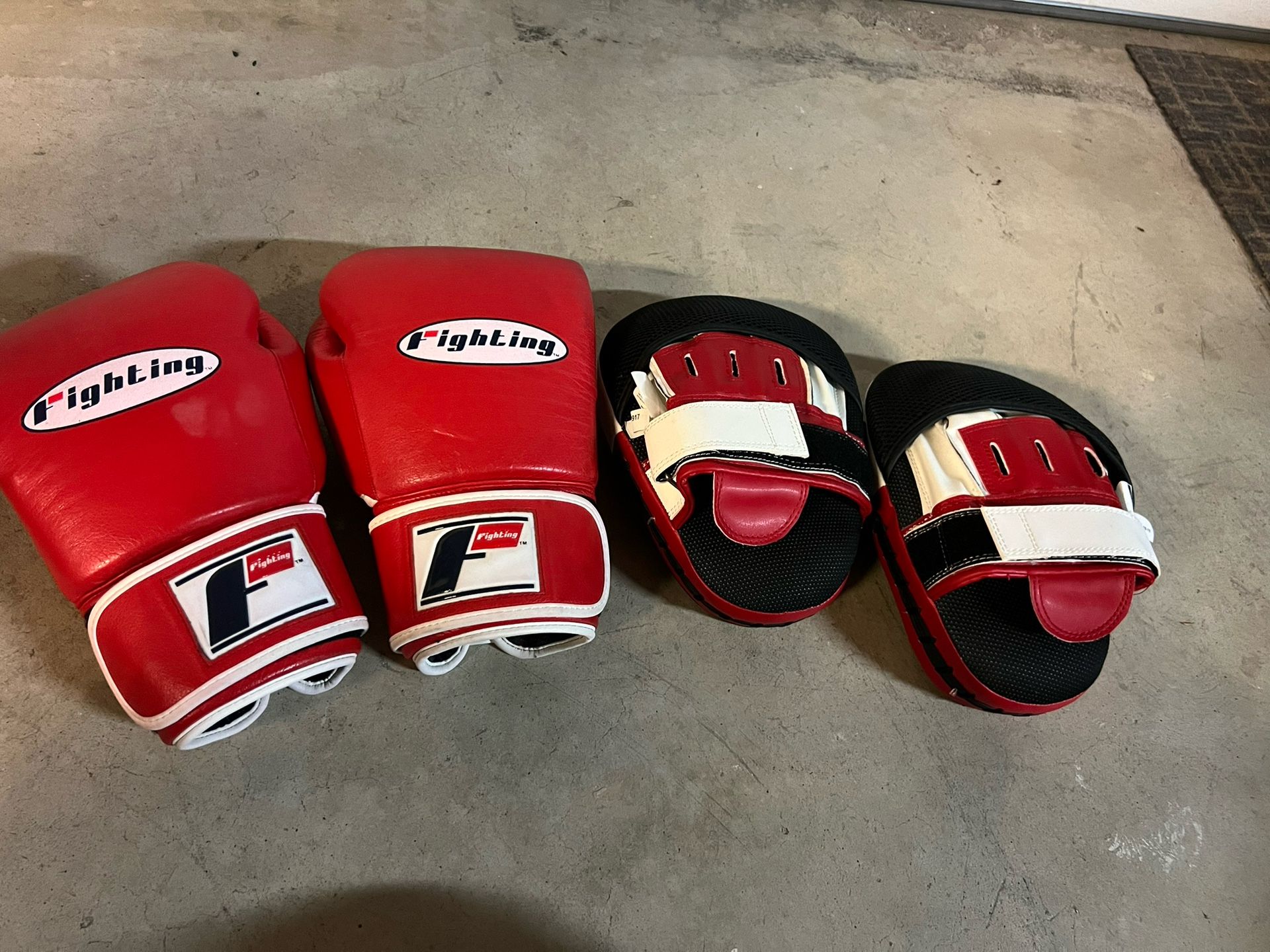 Boxing Gear! Gloves And Focus Mitts, 14 Oz Fighting Gloves