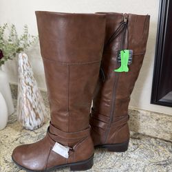 AZ delling women’s boots size 9.5