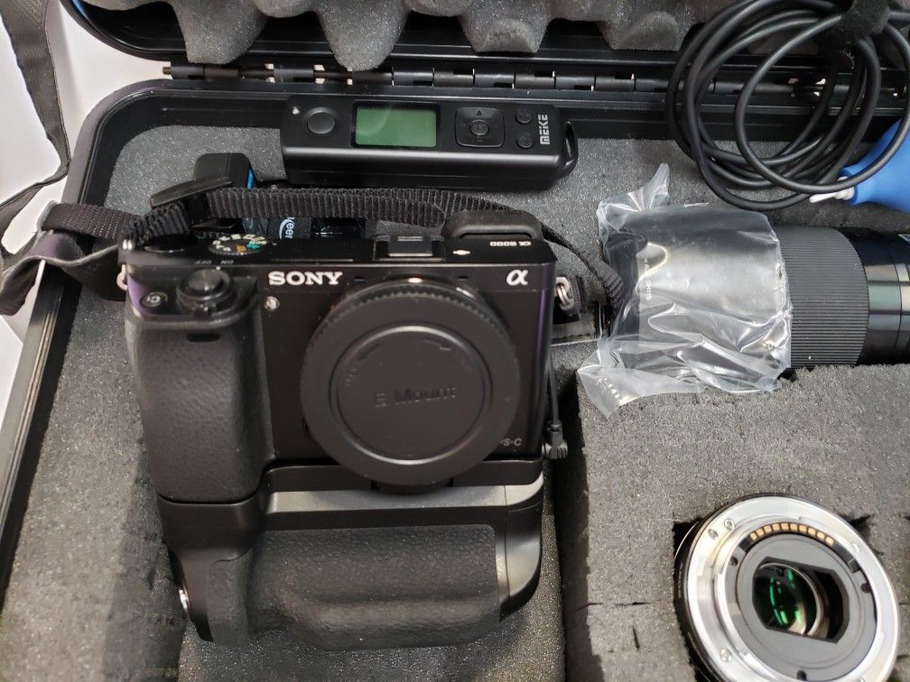 A6000 SONY MIRRORLESS CAMERA WITH HARD CASE.
