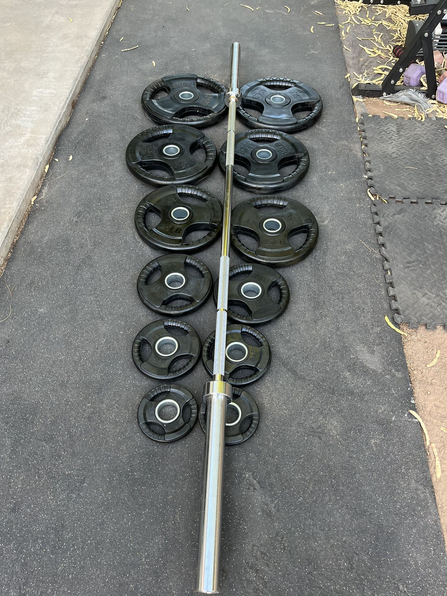 245lb Olympic Rubber Coated Plate Set With Bar 7 Ft 45lbs