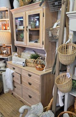 Solid pine vintage hutch 🤎