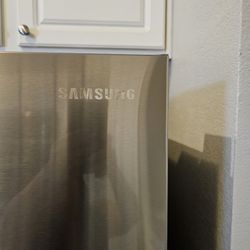 SAMSUNG REFRIGERATOR 20.1 - LIKE NEW
