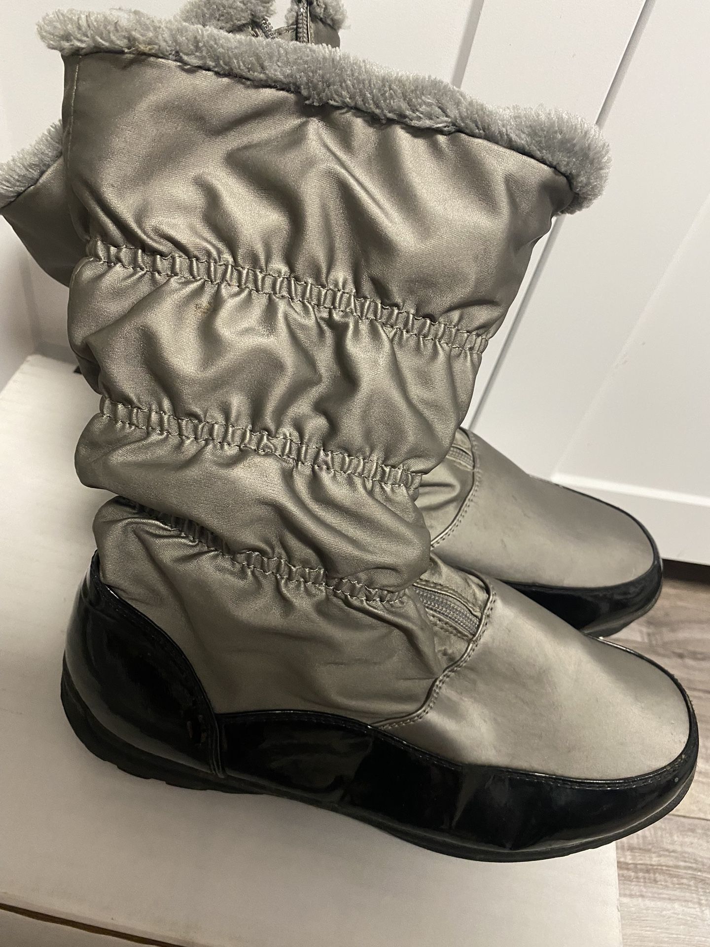 WOMENS GREY DUCK STYLE BOOTS