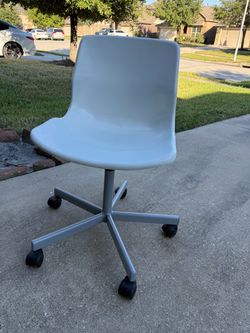 White IKEA Swivel Desk Chair – Adjustable Height