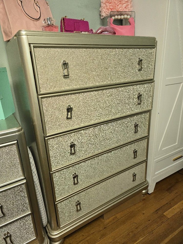 Dressers And Bed Frame Set