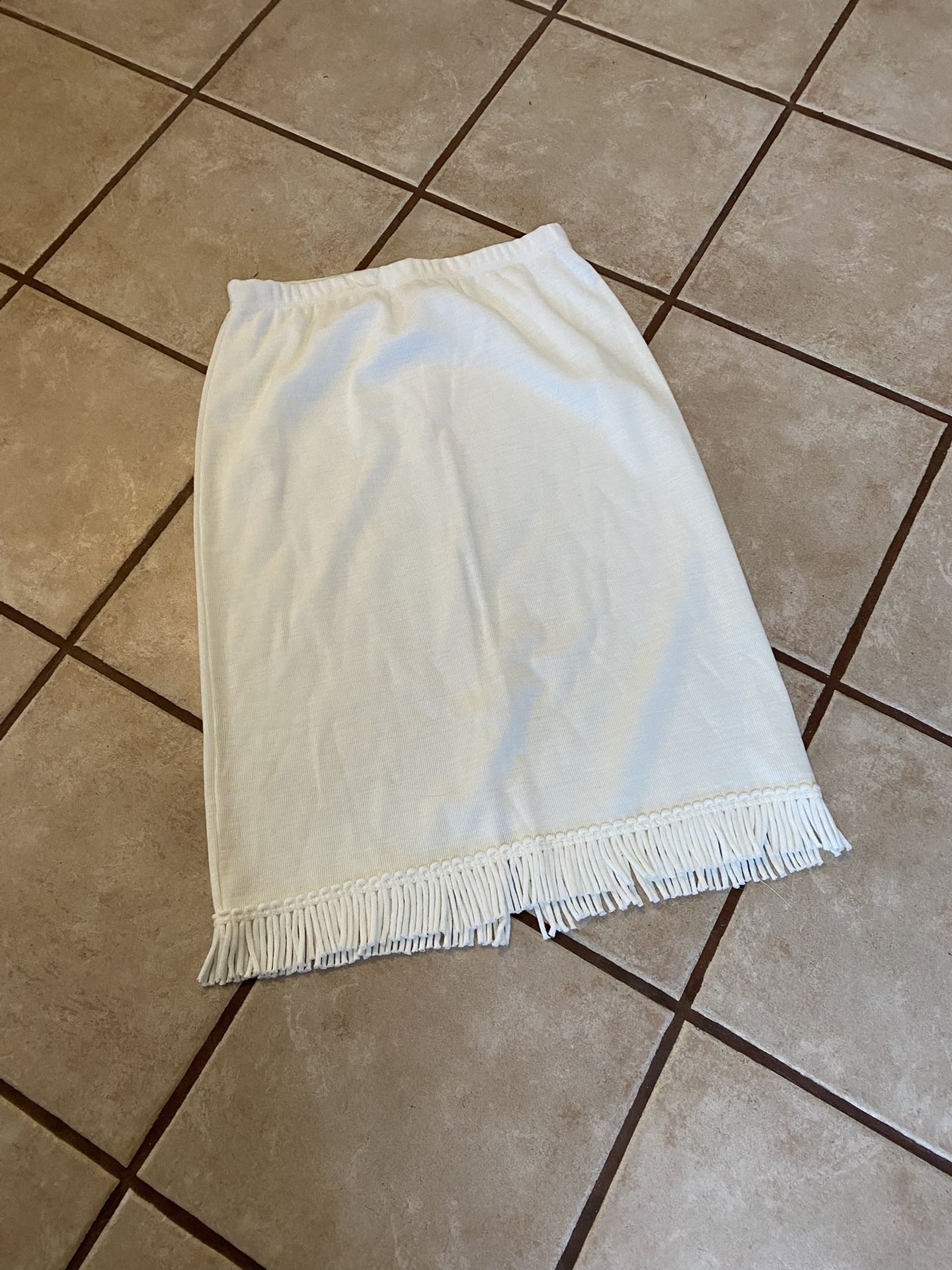 Woman’s Knit Skirt Fringed Bottom Size Petite Large By Kim Rogers Néw
