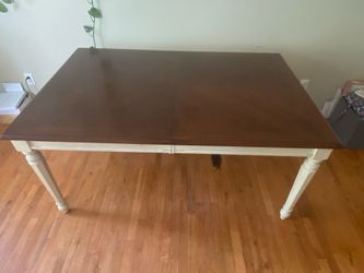 Table with hidden middle leaf