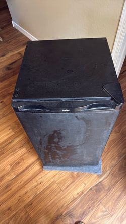 Haier Mini Fridge Black