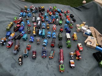 Thomas the train structures, trains and tracks - Hundreds Of Pieces .