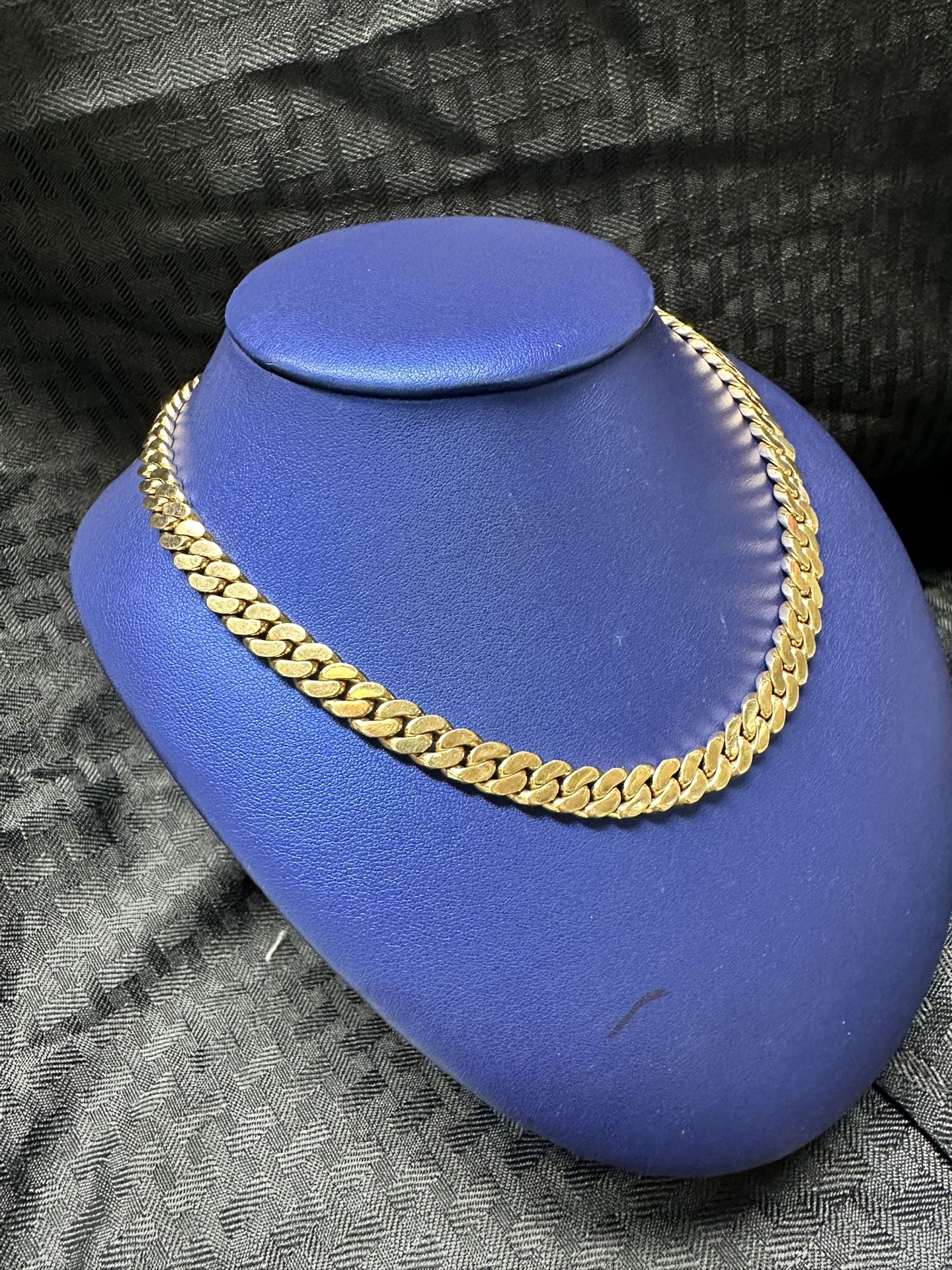 Heavy!! 18kt Cuban Linked Necklace