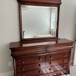 Elegant Dresser With mirror With Dovetail Drawers