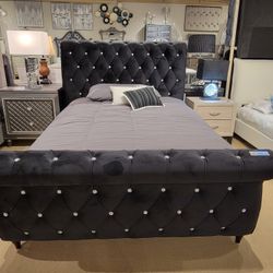 Frame Queen Black Velvet Fabric, Solid Wood, Others. Button Tufted Like Crystals. Foundation Required. New Especial Price