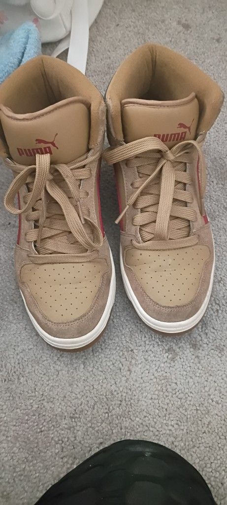 PUMA WOMENS 7 SIZE SHOE