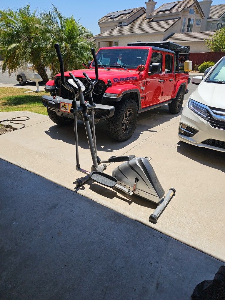 exerpeutic elliptical machine $40 // 10 dollars delivery