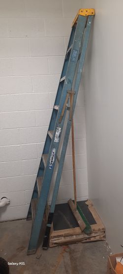 8' A Frame Fiberglass Ladder