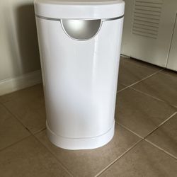 Munchkin PAIL™ Infant Diaper Pail, Proven Number One in Odor Control, Powered by Arm & Hammer, White
