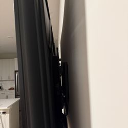 INSIGNIA 70” TV & Wall Mount