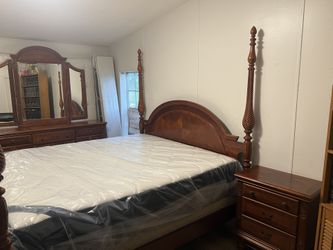 WYNWOOD KING 4-POSTER BEDROOM SET ā COMPLETE ā $975