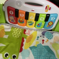 Baby play Matt kick and play piano