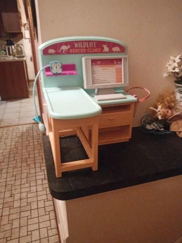 American Girl Toys/ Wildlife Rescue Clinic Computer And Exam Table 