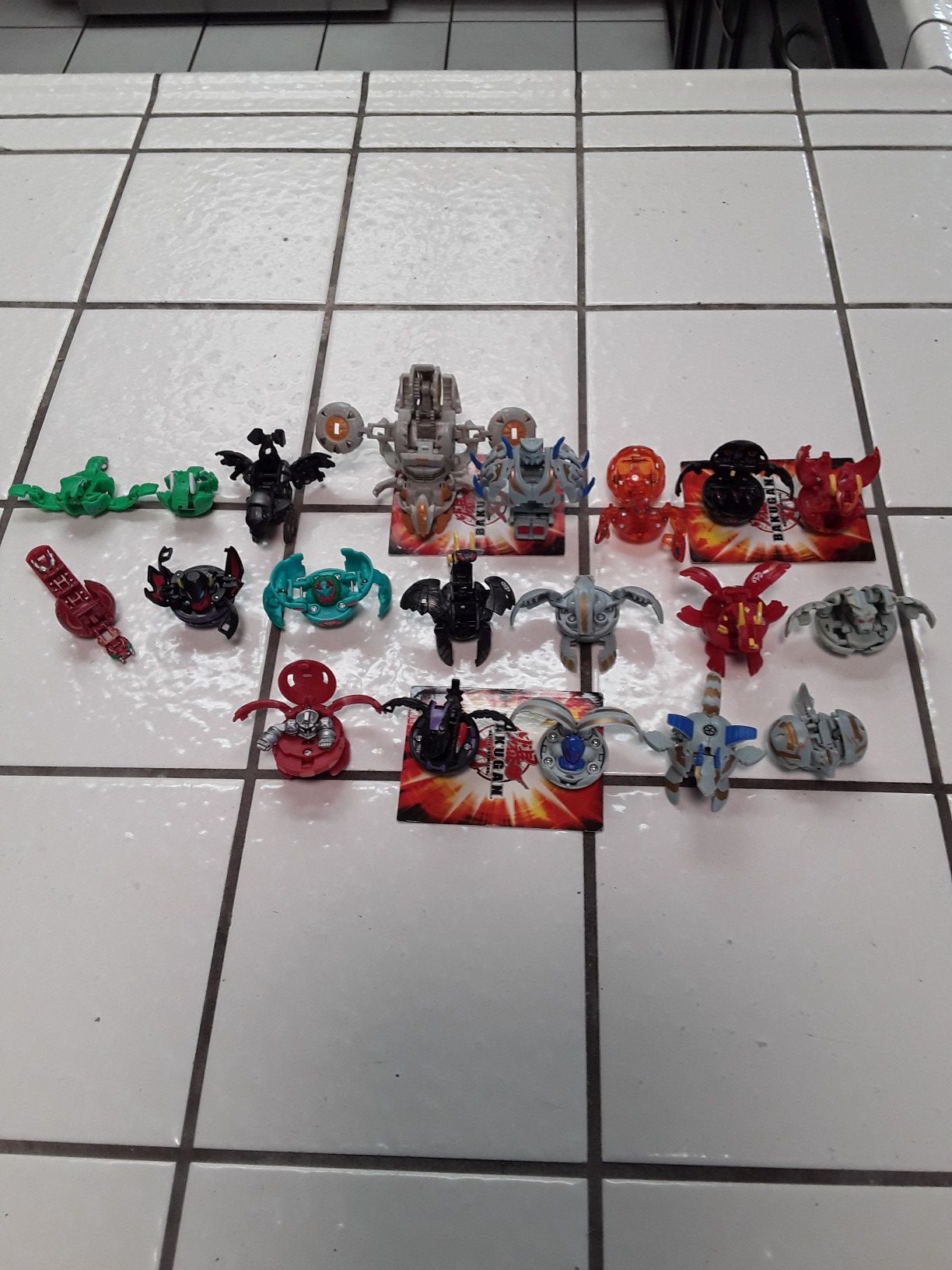 Bakugan lot 20 bakugan 10 cards