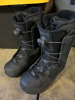 Snowboarding boots