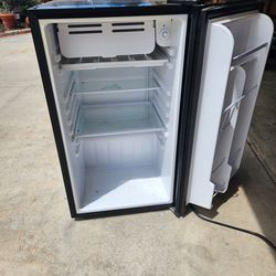 Mini refrigerator with freezer