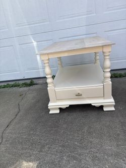 $300 OBO Antique end table ‼️DELIVERY AVAILABLE ‼️