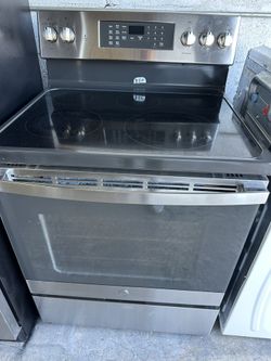 GE Stainless Steel Glass Top Conventional Stove In Excellent Condition Plus 4 Months Warranty. Delivery Service Available 