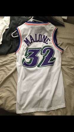 Karl malone jersey size medium