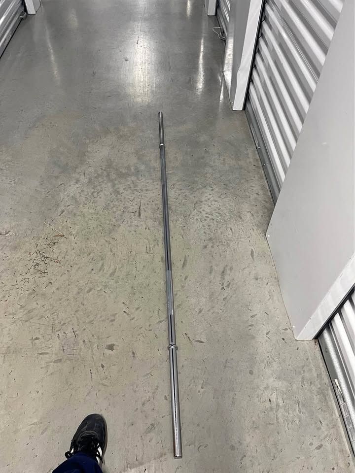 6ft Signature Fitness Alloy Steel Olympic Bar – Straight Weightlifting Barbell with Chrome Finish