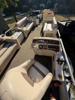 Pontoon boat