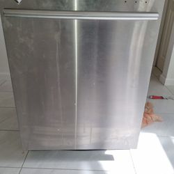 Dishwasher. Working . The Seal In The Door Is Probably Defective