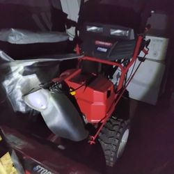 Brand New Commercial Grade Troy-Bilt Snowblower Uint Electric Start Gas Powered. 