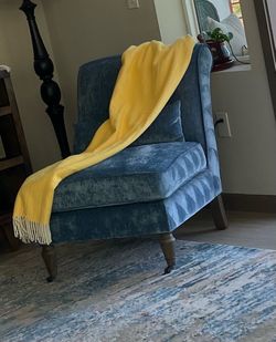Decorative sitting chair
