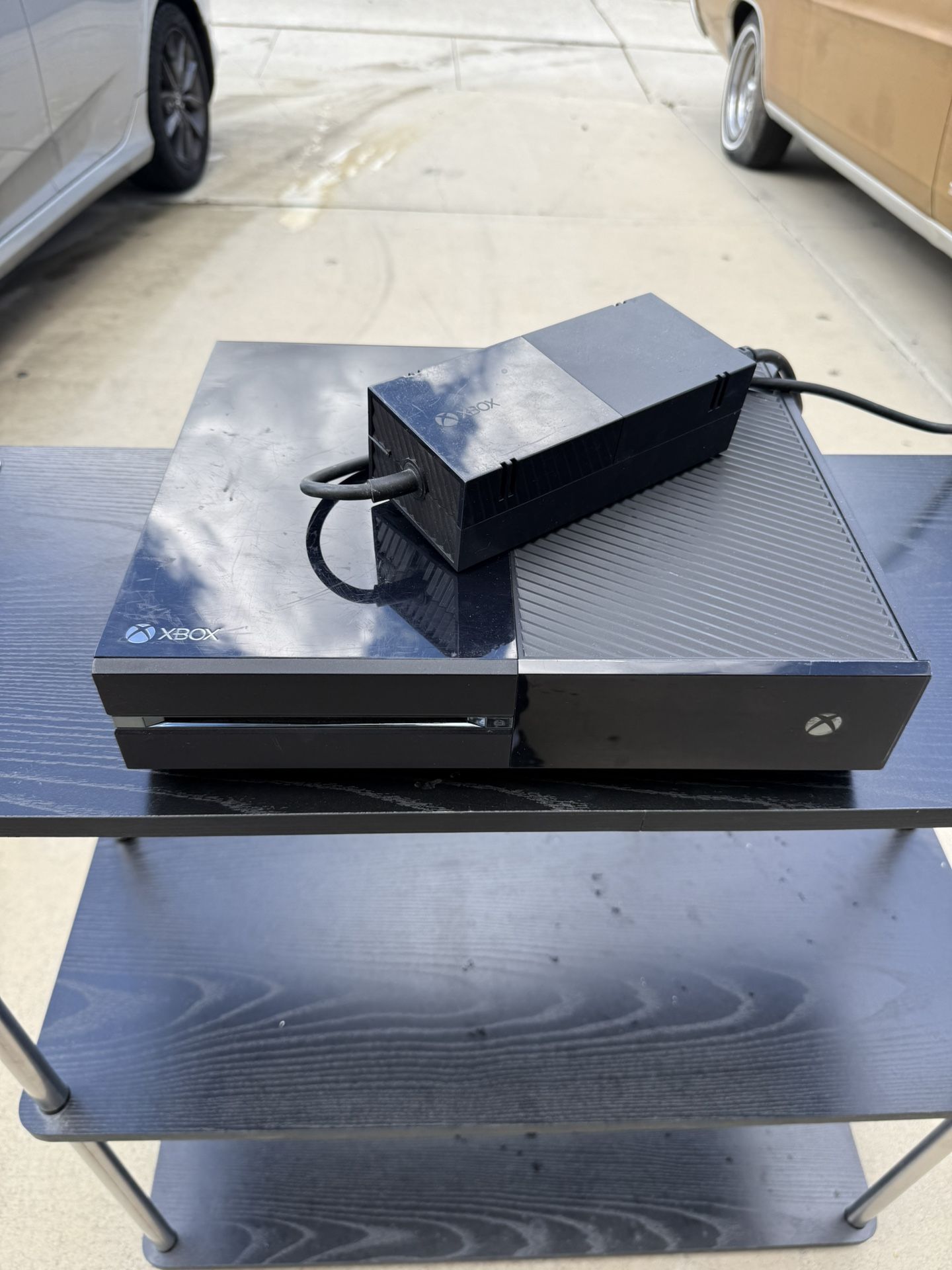 Xbox One Console 500GB w Cables & Games. Great condition