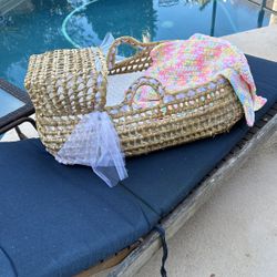 Moses Baby Wicker Bassinet With Knitted Blanket